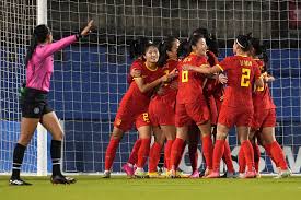 女子为老公蹲守国足球员签名球衣：他很高兴，来现场是想理解他对足球的热爱.